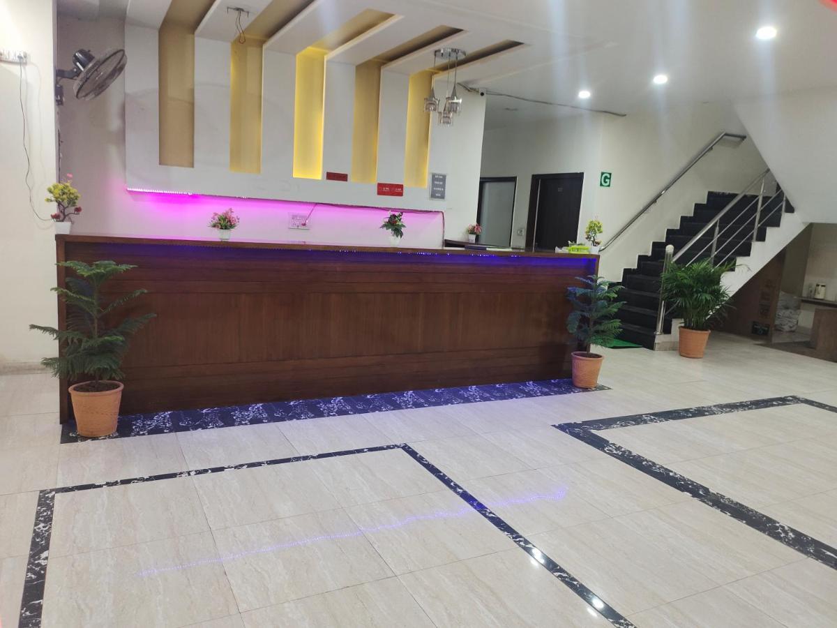 Hotel Kb Square Near Chandigarh Railway Station Bagian luar foto
