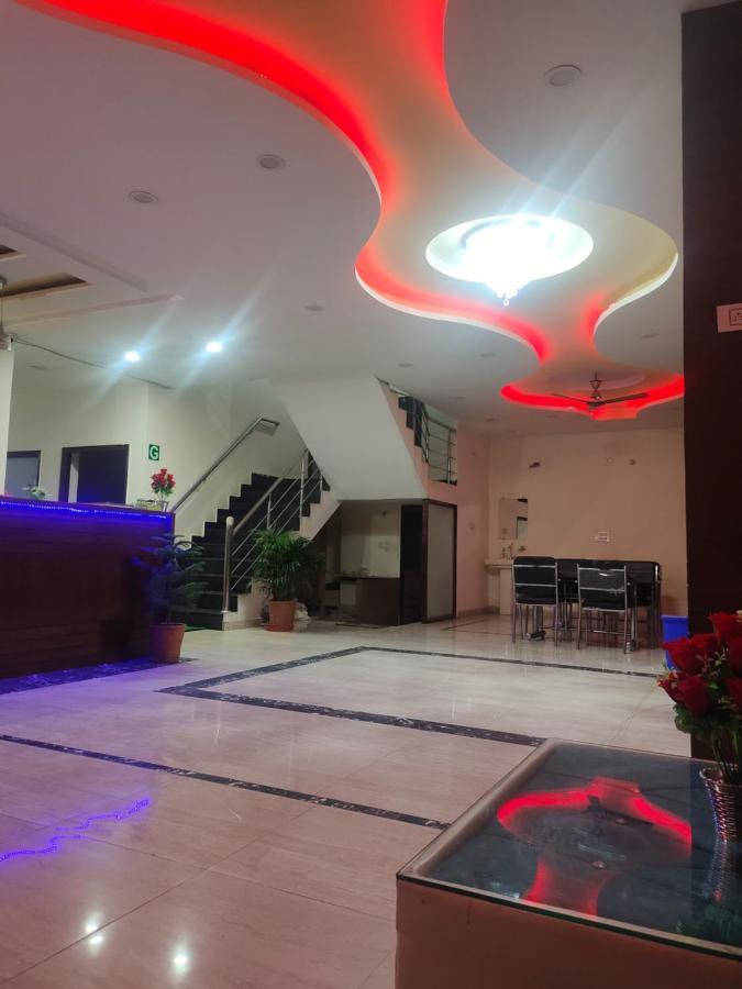 Hotel Kb Square Near Chandigarh Railway Station Bagian luar foto