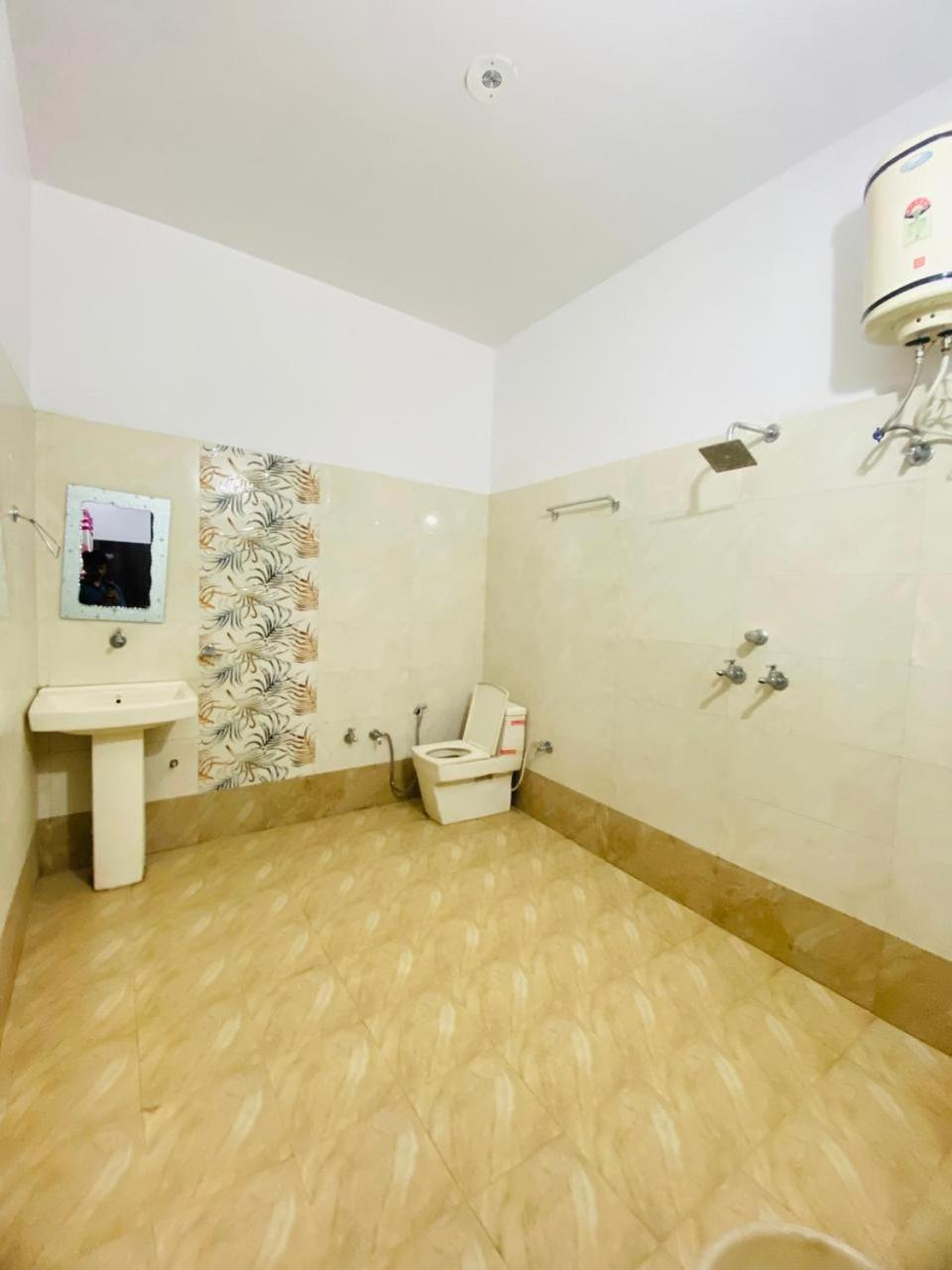 Hotel Kb Square Near Chandigarh Railway Station Bagian luar foto