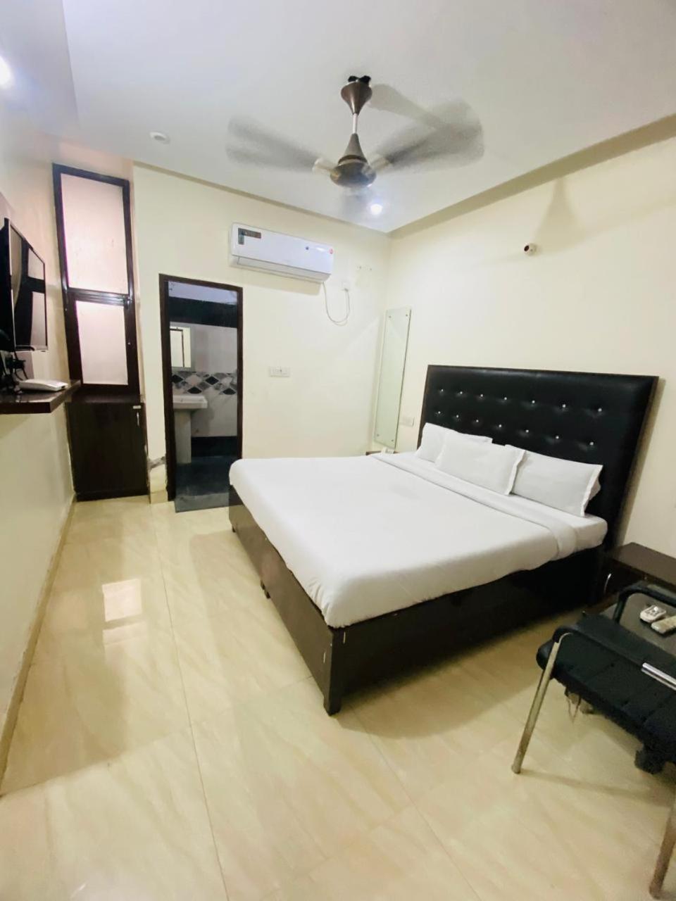 Hotel Kb Square Near Chandigarh Railway Station Bagian luar foto