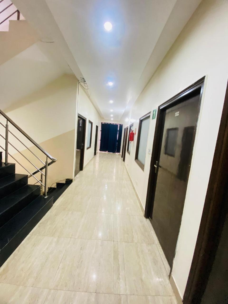 Hotel Kb Square Near Chandigarh Railway Station Bagian luar foto