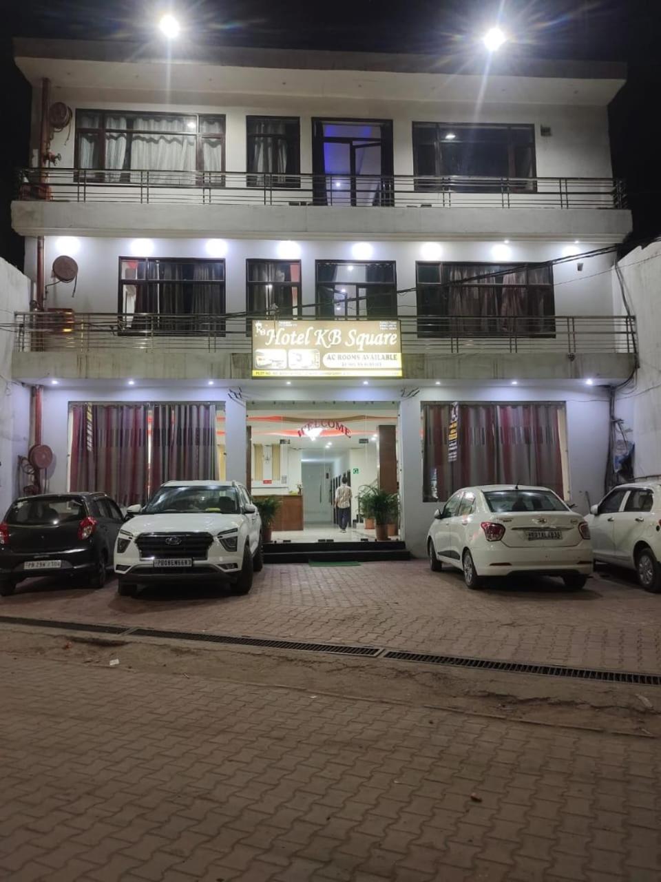 Hotel Kb Square Near Chandigarh Railway Station Bagian luar foto