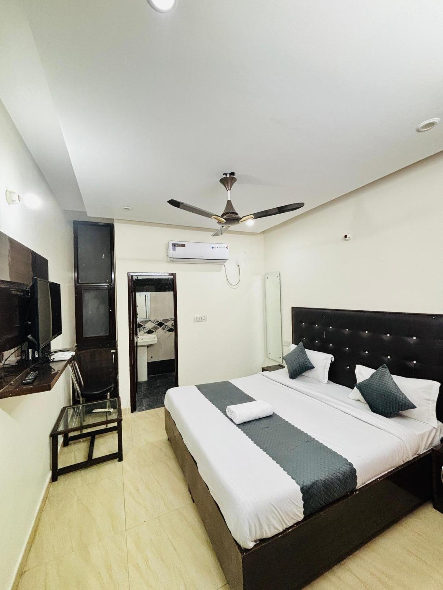 Hotel Kb Square Near Chandigarh Railway Station Bagian luar foto