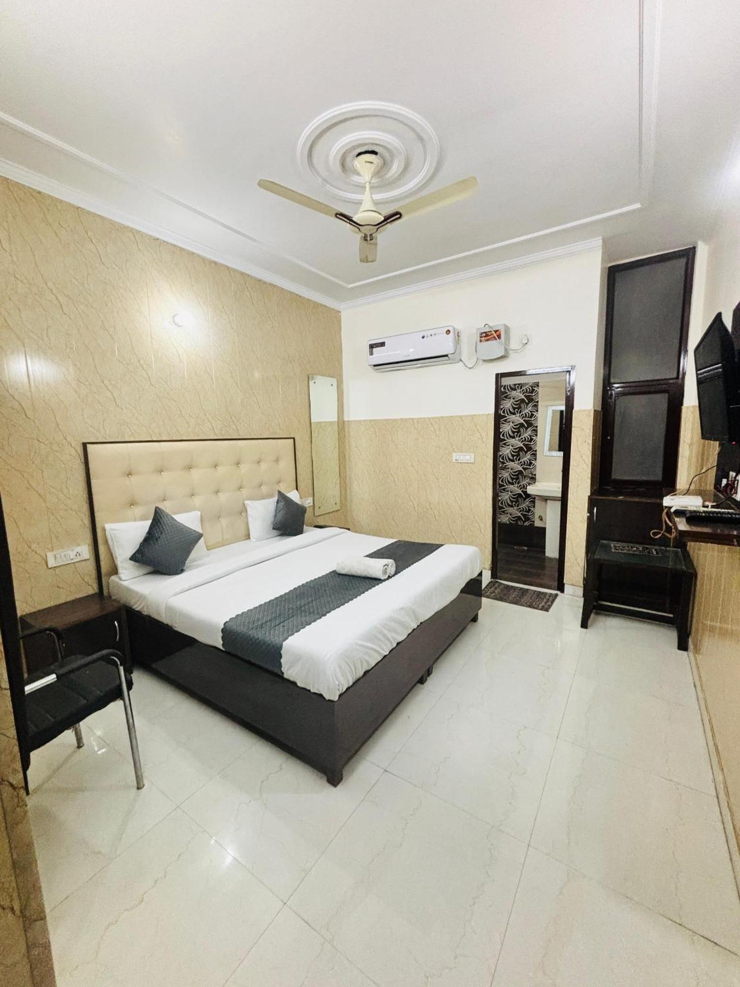 Hotel Kb Square Near Chandigarh Railway Station Ruang foto