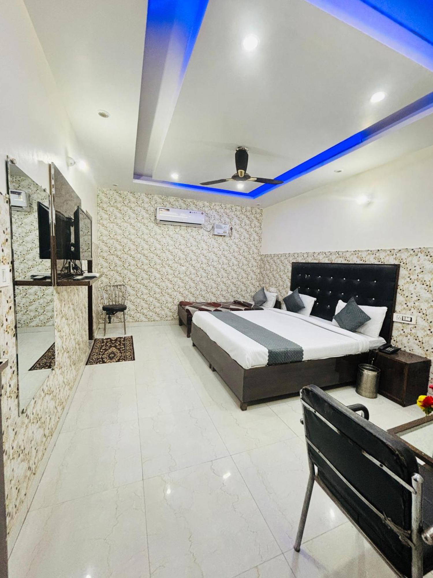 Hotel Kb Square Near Chandigarh Railway Station Ruang foto