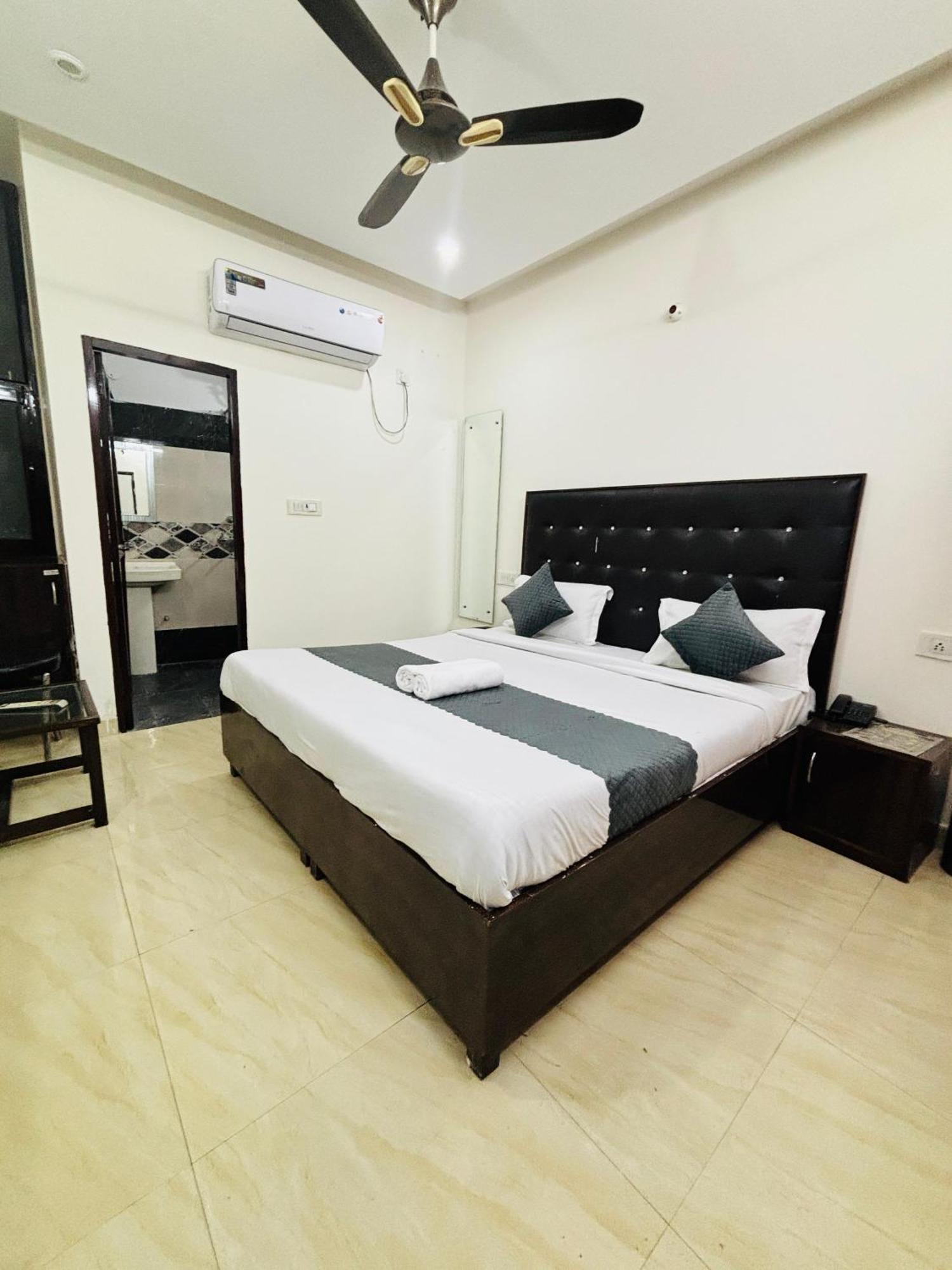 Hotel Kb Square Near Chandigarh Railway Station Bagian luar foto