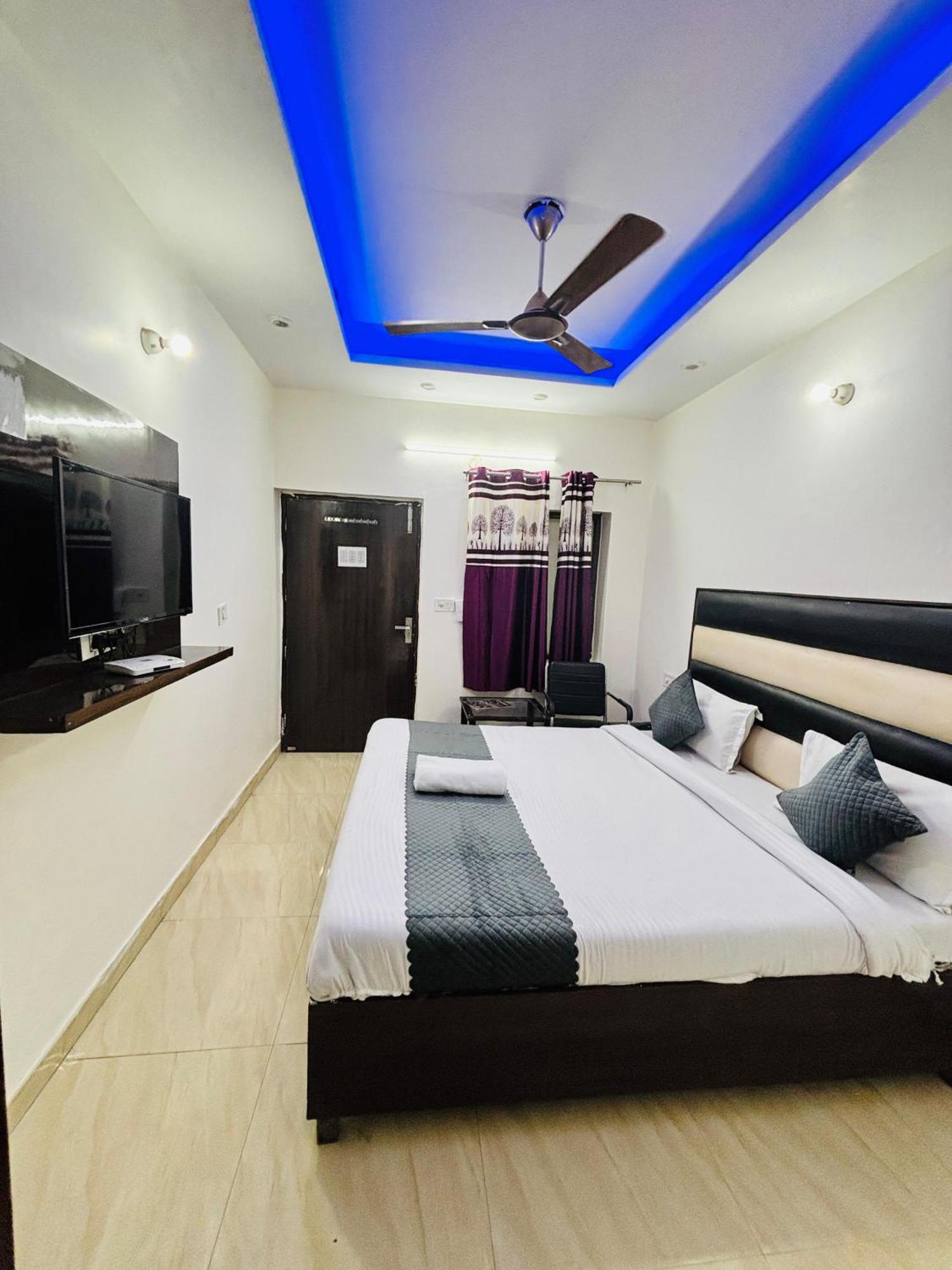 Hotel Kb Square Near Chandigarh Railway Station Bagian luar foto