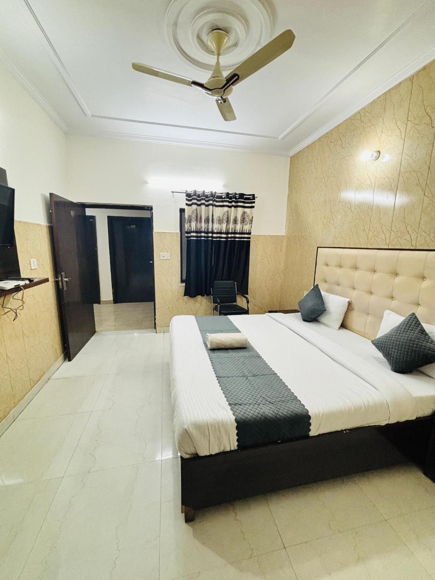 Hotel Kb Square Near Chandigarh Railway Station Ruang foto